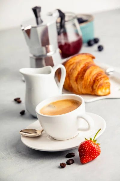 Kaffee-Espresso in weißer Tasse mit Milch, Marmelade und Croissants. — Stockfoto