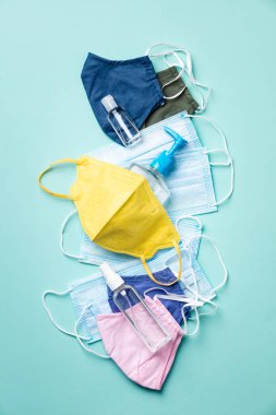 Korunma virüsü, grip, koronavirüs, COVID-19 için çeşitli yüz maskeleri. Tıbbi maskeler ve pamuk yeniden kullanılabilir maskeler..