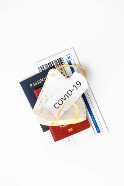 コロナウイルスと旅行の概念。パスポート、航空券、サニタイザー、温度計、医療用マスクフラットレイ — ストック写真