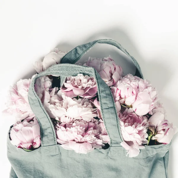Tas tote eko katun biru dengan bunga-bunga peoni dengan latar belakang putih dengan ruang fotokopi — Stok Foto