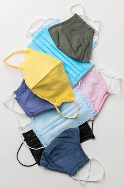 Korunma virüsü, grip, koronavirüs, COVID-19 için çeşitli yüz maskeleri. Tıbbi maskeler ve pamuk yeniden kullanılabilir maskeler..