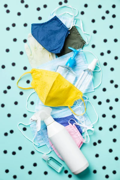 Máscaras médicas, máscaras reutilizáveis de algodão com higienizadores de mãos — Fotografia de Stock