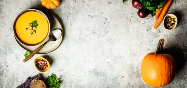 Vejetaryen sonbahar balkabağı kremalı çorba.