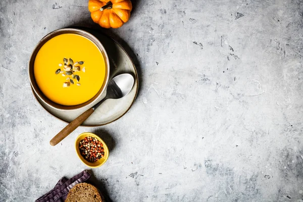 Vegetarische Herbst-Kürbiscremesuppe mit Kernen — Stockfoto