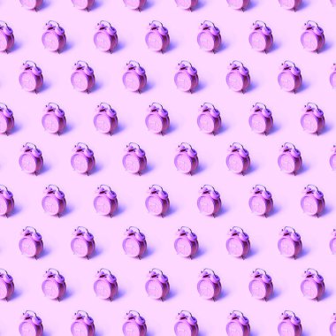 Mor arkaplandaki mor alarm saatlerinin yaratıcı düzeni. Asgari konsept.