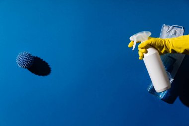Temizlik ve Dezenfekte Virüsü, Coperid-19, Coronavirus Hastalığı, Önleyici Tedbirler. Temizlik ve temizlik. Virüs spreyle öldürülüyor, dezenfektan solüsyonu. Covid-19 'u durdur.