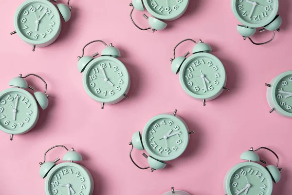 Layout criativo de relógios de alarme verde no fundo rosa pastel. Conceito mínimo . — Fotografia de Stock
