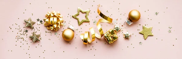 Flat lay de Celebração. Decorações de Natal dourado em fundo rosa — Fotografia de Stock