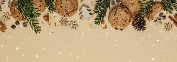 Fundo de Natal com biscoitos de chocolate e decorações de madeira — Fotografia de Stock