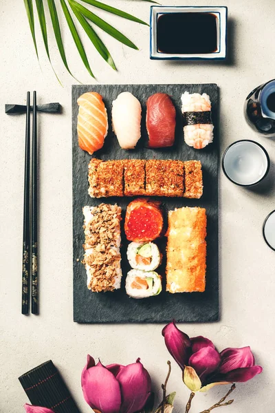 Flachlage von Sushi auf grauem Betongrund — Stockfoto