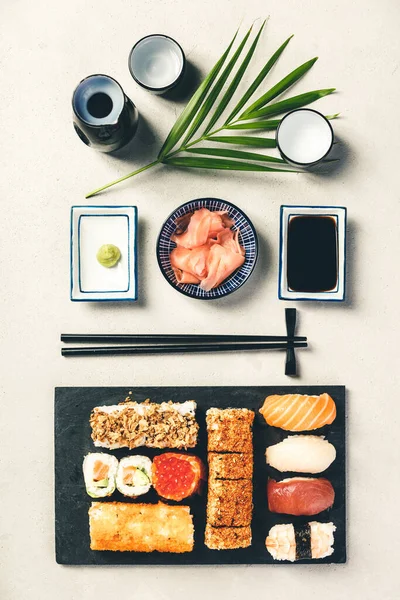 Flat-lay di sushi impostato su sfondo grigio cemento, flat lay — Foto Stock