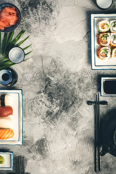 Flat-lay av sushi som på mörk rustik bakgrund, platt låg — Stockfoto