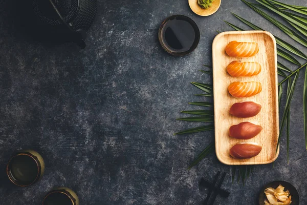 Sushi nigiri conjunto com salmão e atum servido em prato de bambu — Fotografia de Stock