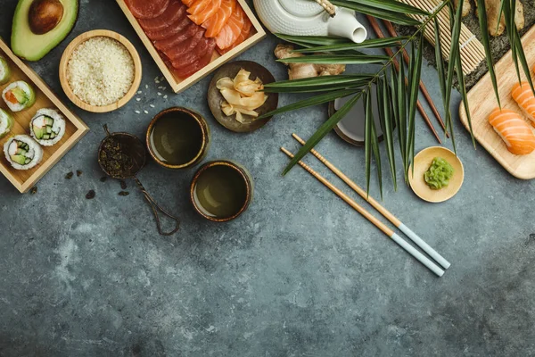 Fotografia aérea de ingredientes para sushi no fundo azul escuro — Fotografia de Stock