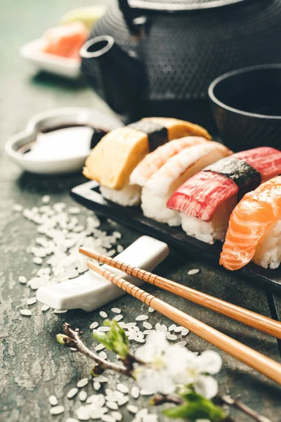 Närbild av färsk sushi på rustika träbord — Stockfoto