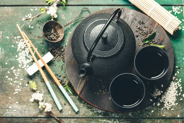 Chinesisches Teeservice und Essstäbchen auf rustikalem Holztisch — Stockfoto