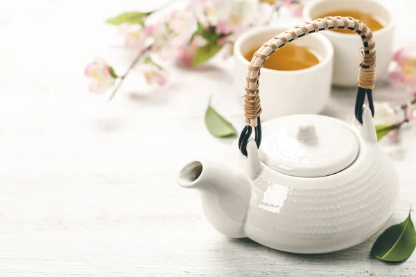 Chinese Tea Set and pink sakura blossom — Stock Photo, Image