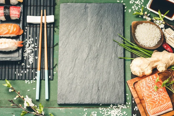 Asiatisk mat bakgrund sushi och ingredienser, ovanifrån — Stockfoto