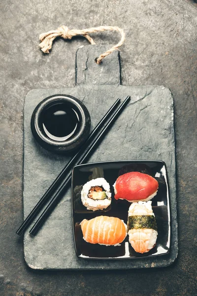 Sushi σετ σε σκούρο vintage φόντο, επίπεδη lay — Φωτογραφία Αρχείου