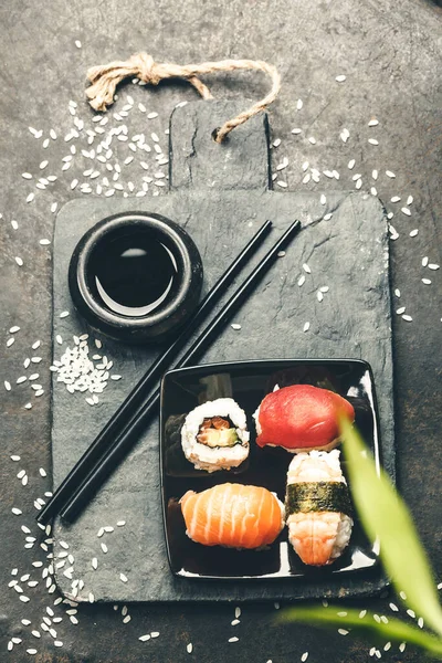 Sushi set on dark vintage háttér, lapos laikus — Stock Fotó