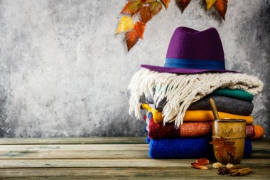 Eski paslı vintage duvara karşı ahşap tabel üzerine sonbahar arkaplanı