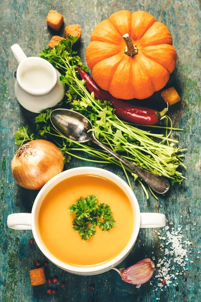 Kürbissuppe mit frischen Zutaten auf Holzbrett — Stockfoto