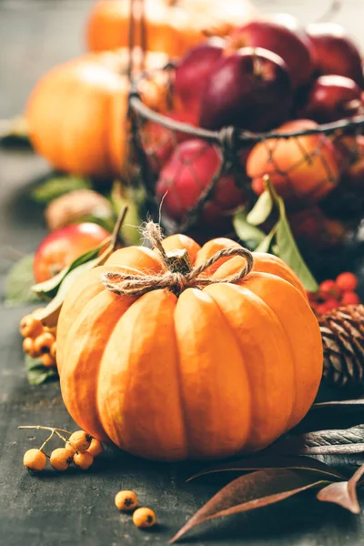 Composición otoñal - manzanas y calabaza sobre fondo rústico, otoño y halloween concepto — Foto de Stock