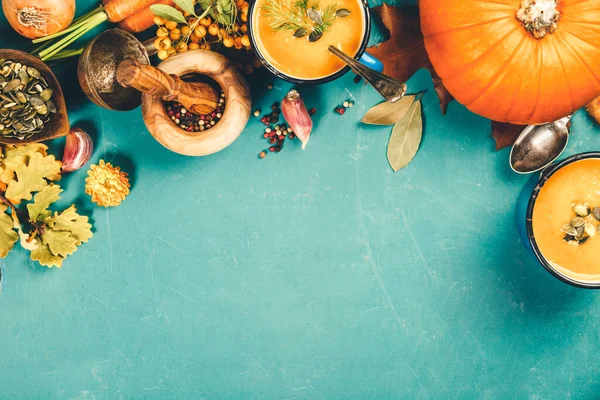 Soupe de légumes ou de citrouille et ingrédients, espace de copie — Photo