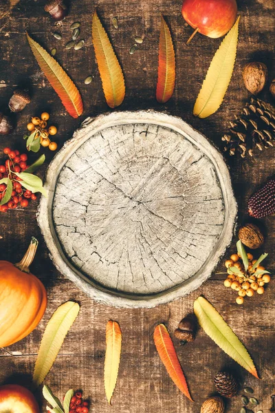 Fond d'automne - feuilles tombées et nourriture saine sur une vieille table en bois. — Photo