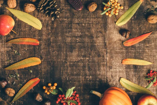 Herbst-Hintergrund - Fallendes Laub und gesunde Ernährung auf altem Holztisch. — Stockfoto