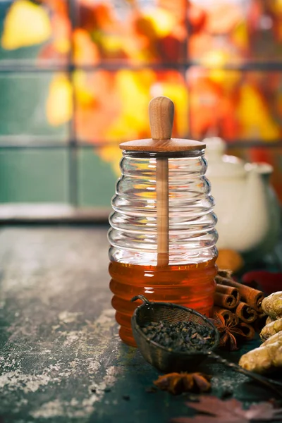 Höstens sammansättning med honung. Varmt och bekvämt höstkoncept. — Stockfoto