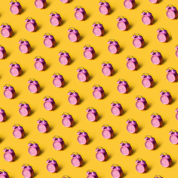 Творче компонування рожевих будильників на пастельному жовтому тлі. Мінімальна концепція . — стокове фото