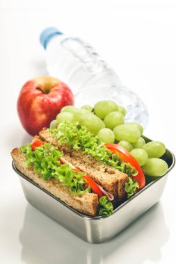 Beslenme çantası ve yemek hazır.