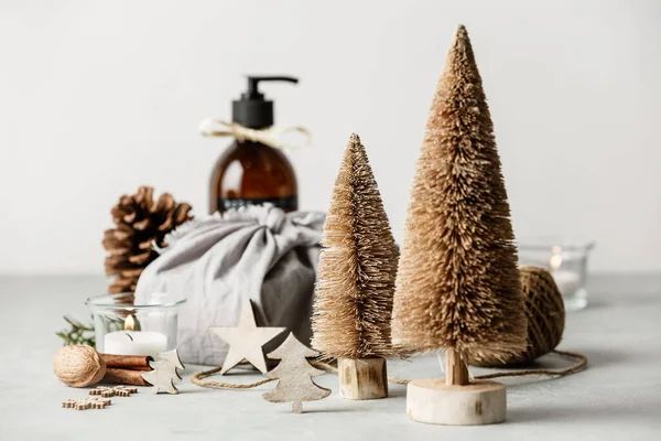 Cadeaux enveloppés de tissu, soins du corps de beauté zéro déchet et articles de nettoyage de maison et décorations de Noël en bois — Photo