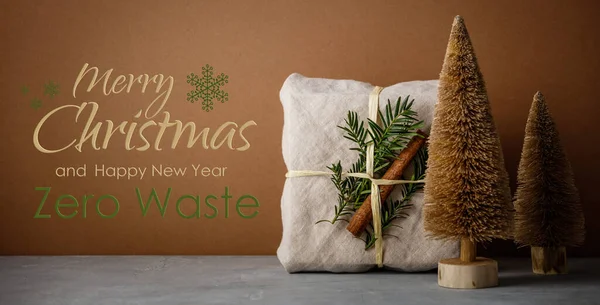 Kain dibungkus hadiah, Nol limbah kecantikan perawatan tubuh dan barang-barang pembersih rumah dan dekorasi Natal kayu — Stok Foto