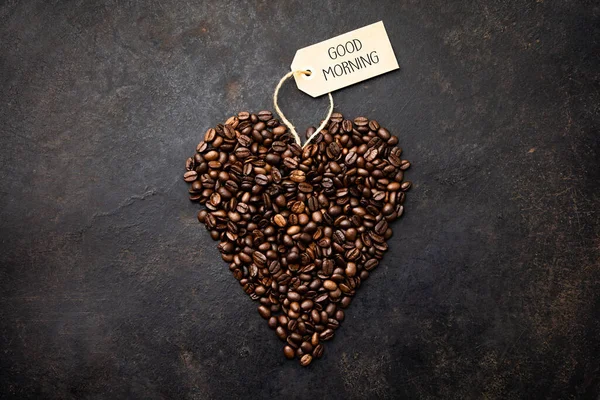 暗い素朴な背景に心の形をしたコーヒー豆 — ストック写真