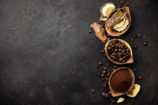 Paddestoel Chaga Koffie Superfood Trend-droge en verse paddestoelen en koffiebonen op donkere achtergrond — Stockfoto