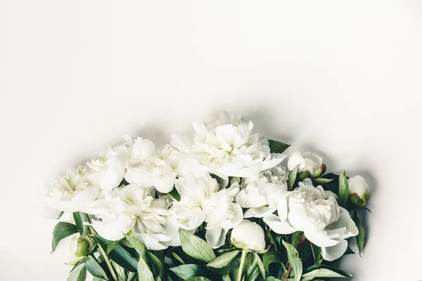 Flat-lay av vackra pion blommor över vit bakgrund, ovanifrån, kopiera utrymme — Stockfoto