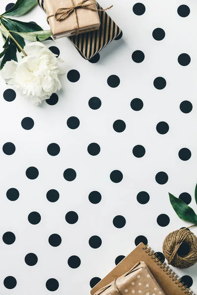 Kreativa arrangemang av hantverk lådor och vita blommor på vita prickar bakgrund — Stockfoto