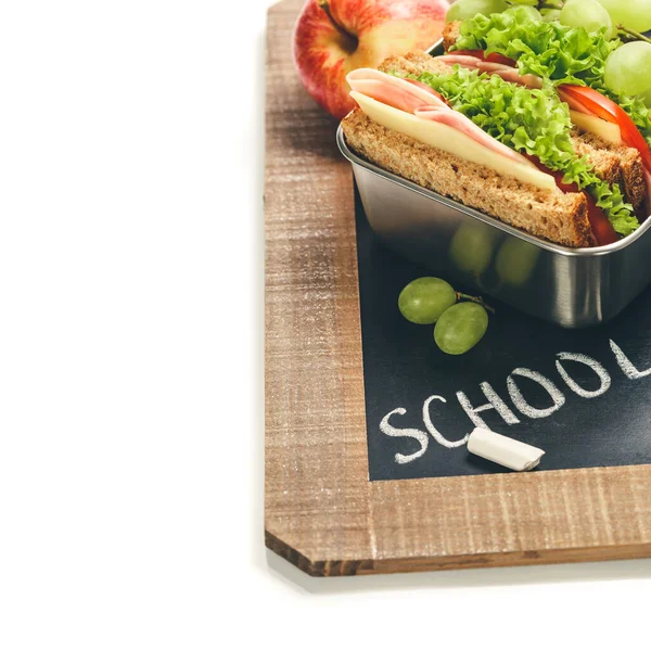 Krabička na oběd se sendvičem a ovocem na tabuli — Stock fotografie