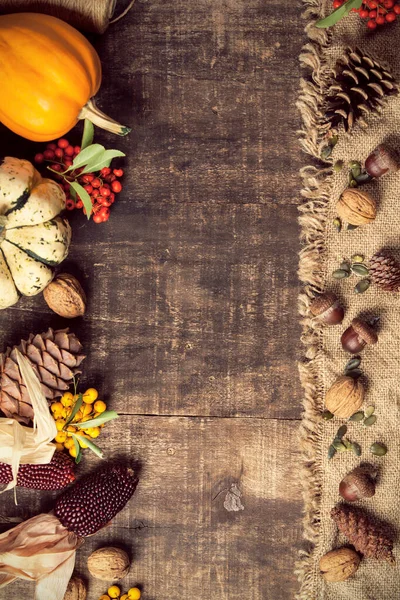 秋の背景-古い木製のテーブル上の落ち葉や健康食品. — ストック写真