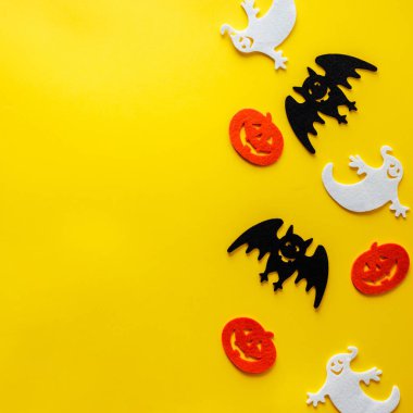 Sarı arka planda Cadılar Bayramı süslemeleri, düz yatış