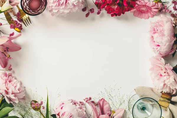 Cultivo, vasos y flores - Concepto de ajuste de mesa de primavera y festivo — Foto de Stock