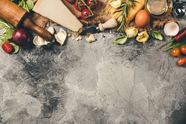 Fondo de comida italiana. Fondo de pizarra con espacio para texto —  Fotos de Stock