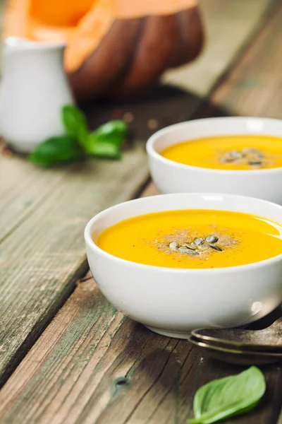Gesunde Ernährung Kochen Hintergrund. Gemüsezutaten und hausgemachte Suppe. — Stockfoto