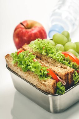 Beslenme çantası ve yemek hazır.