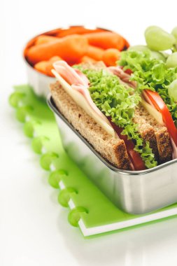 Sandviç ve meyve dolu beslenme çantası.