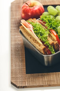 Sandviç ve tebeşirli meyveli beslenme çantası.