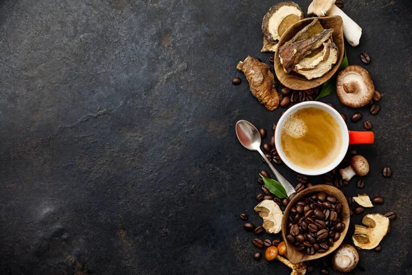 Champignon Chaga Coffee Superfood Trend-trockene und frische Champignons und Kaffeebohnen auf dunklem Hintergrund — Stockfoto