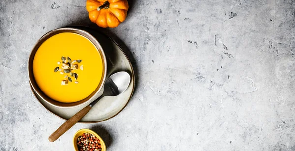 Vegetarian autumn pumpkin cream soup with seeds — Stock Photo, Image